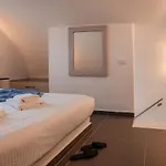 G & W * Foinikiá